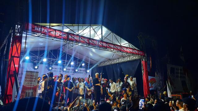 Capres dari PDIP Ganjar Pranowo saat bersama kader PDI Perjuangan (PDIP) Provinsi Banten, Sabtu (27/5/2023). (Liputan6.com)