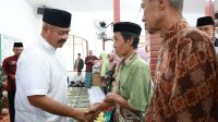 Bupati Kukar Serahkan Bantuan Sembako dan Perlengkapan Ibadah di Masjid Al Fajar