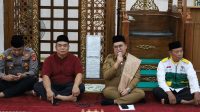 Wabup Kukar Salurkan Bantuan Sembako dan Peralatan Ibadah di Masjid Azziqro