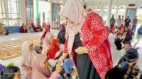 Ketua PKK Kutai Kartanegara Berikan Bantuan Sosial dan Sarung di Masjid Jumratul Ula