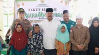 Bupati Kukar Serahkan Bantuan Paket Ramadhan kepada Kaum Dhuafa di Masjid At Taqwa Desa Kahala