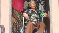Bupati Kutai Kartanegara Berikan Bantuan Kursi Roda kepada Warga Paruh Baya di Safari Ramadan