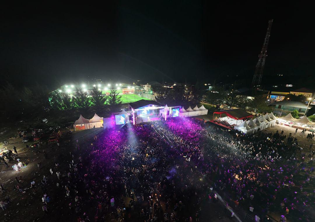 Malam Puncak Pesta Laut, Rendi Solihin Bagi-bagi Hadiah dan Jaket