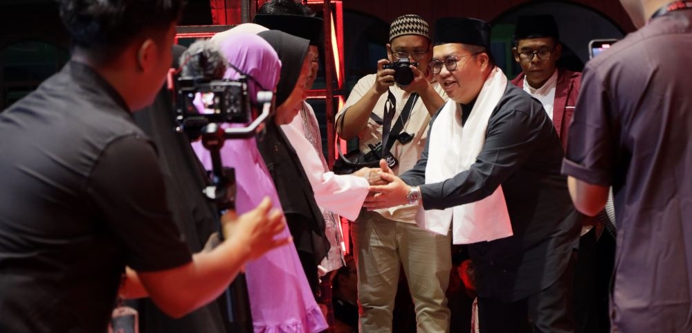 Wakil Bupati Kukar Bagikan Paket Ramadhan untuk Warga Pra Sejahtera di Kota Bangun