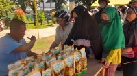 TNI Gelar Bazar untuk Membantu Warga Kurang Mampu Menyambut Idul Fitri