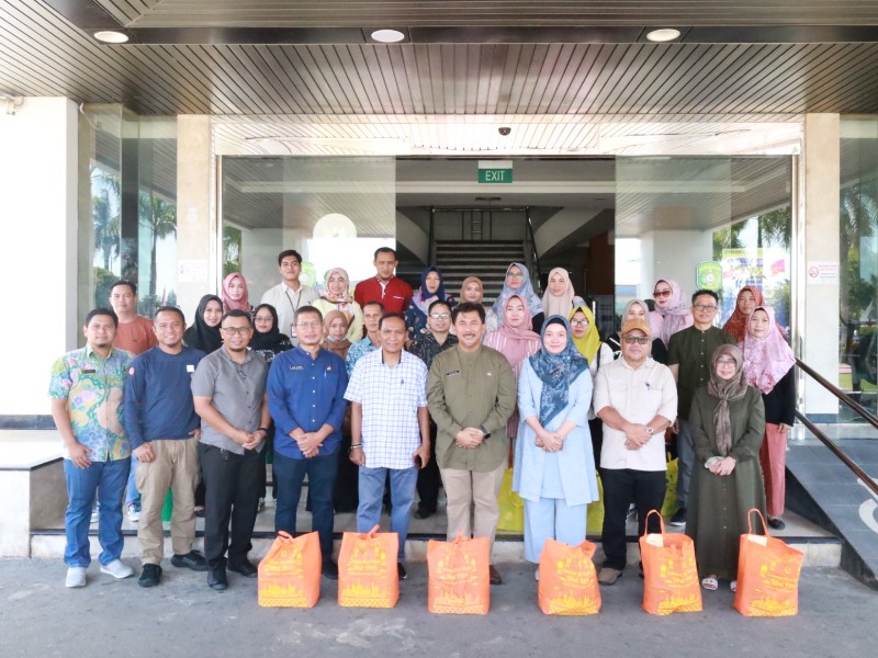 Sekda Kukar Bagikan Paket Ramadhan kepada ASN dan THL
