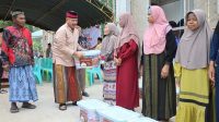 Bupati Kukar Serahkan Bantuan Sembako dan Bantu Penyelesaian Pembangunan Masjid di Desa Bukit Raya