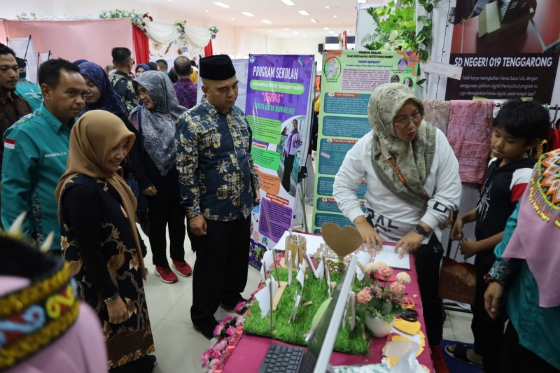 Guru Kutai Kartanegara Berkreasi: Pameran Karya Seni di Lokakarya Pendidikan Guru Penggerak