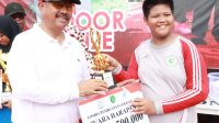 Bupati Kukar Serahkan Hadiah untuk Pemenang Lomba Gerak Jalan dan Menggambar Anak-anak pada Peringatan Hardiknas