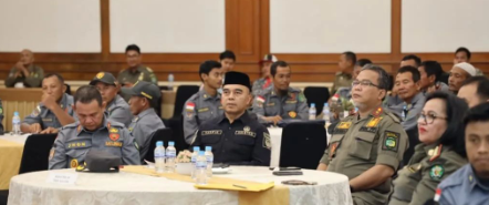 Asisten I Setdakab Kukar Berikan Materi pada Bimtek Satlinmas se-Kaltim