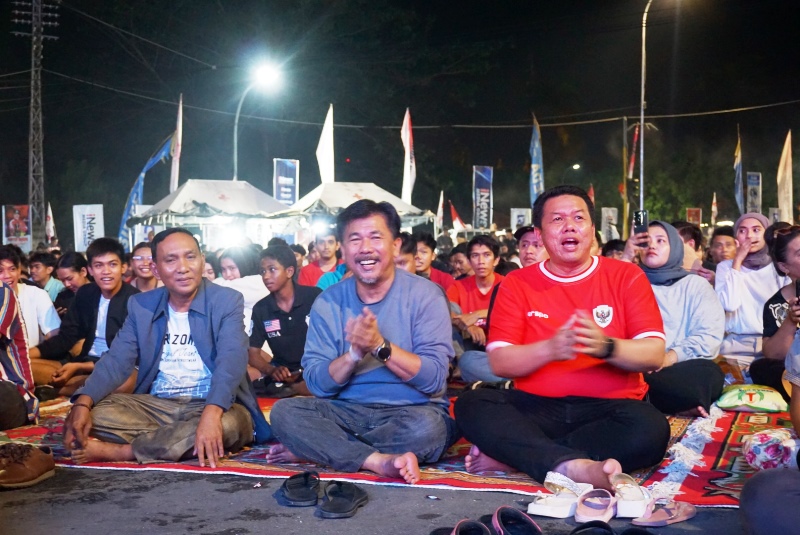 Masyarakat Kukar Nobar Timas Indonesia U-23 dengan Semangat Meski Hujan Lebat