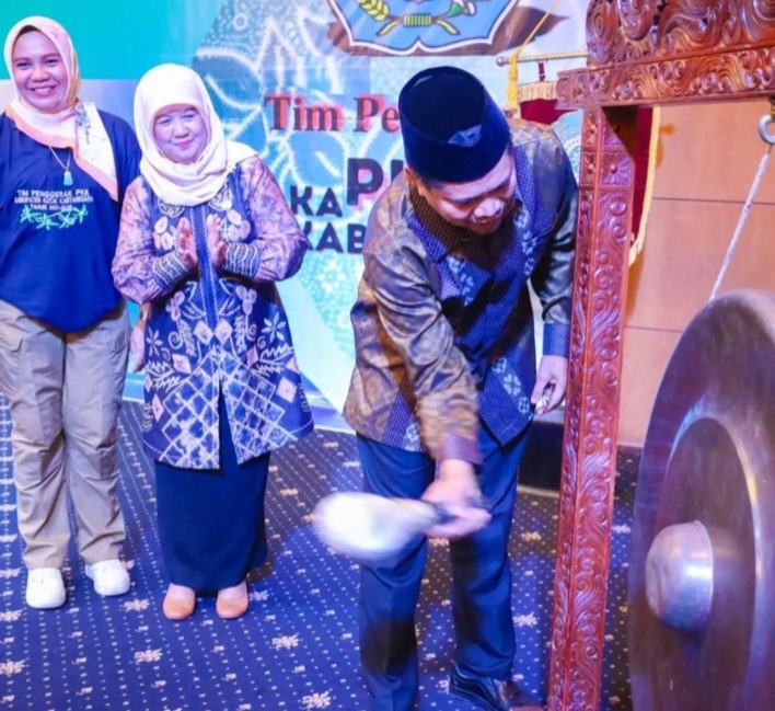 Yusran Darma memukul gong saat membuka kegiatan pelatihan yang diselenggarakan TP PKK Kukar